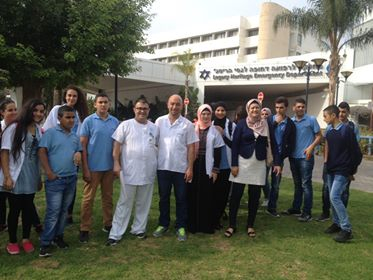 طلاب الطبيب الصغير في مدرسة سانت جورج باللد يزورون مستشفى نهاريا